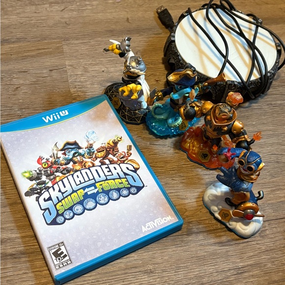 WiiU Skylanders SwapForce Set, with portal and 4 figures. - Picture 1 of 5